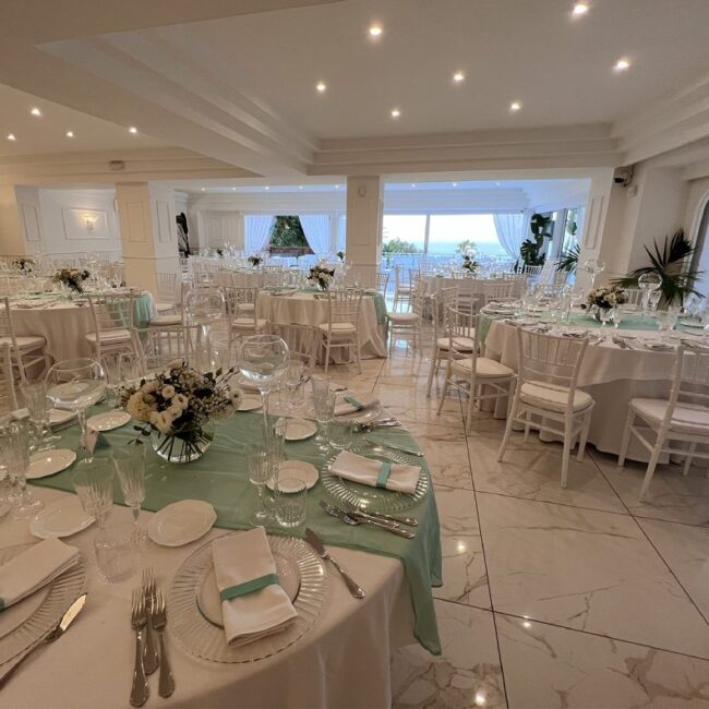 Allestimento per matrimonio nella sala interna di Villa Vittoria Posillipo