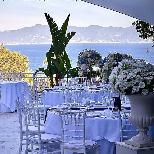 allestimento sala esterna che affaccia sul Golfo a Villa Vittoria Posillipo