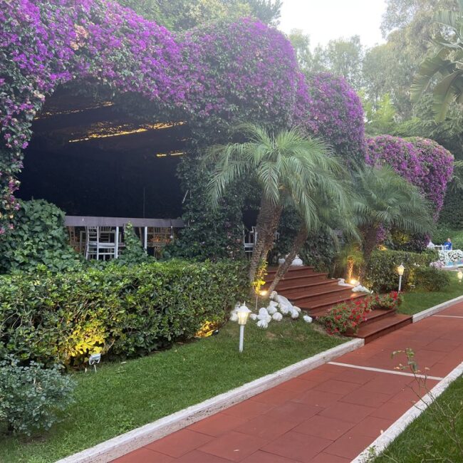 il giardino in fiore a Villa Vittoria Posillipo