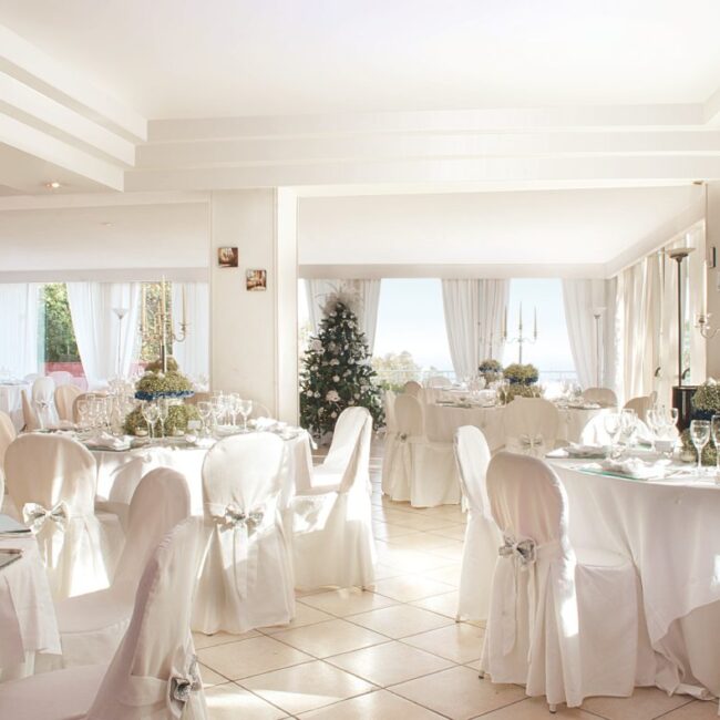 Allestimento total white sala interna a Villa Vittoria Posillipo