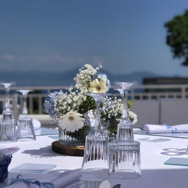 Allestimento floreale tavolo per matrimonio all'aperto sul Golfo di Napoli a Villa Vittoria Posillipo