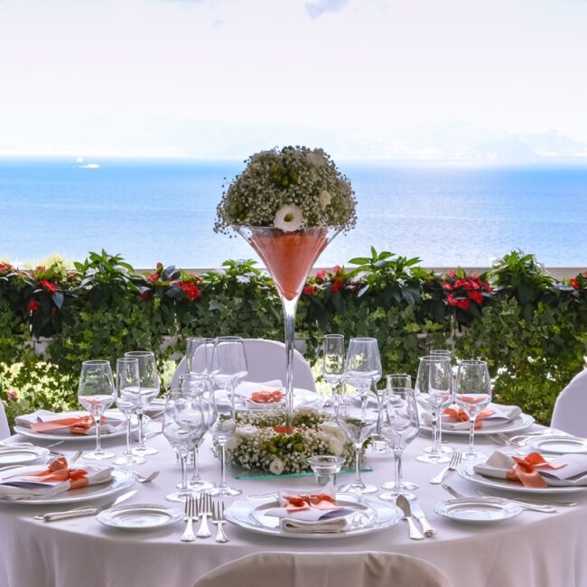 allestimento per un matrimonio all'aperto con vista sul Golfo di Napoli a Villa Vittoria Posillipo